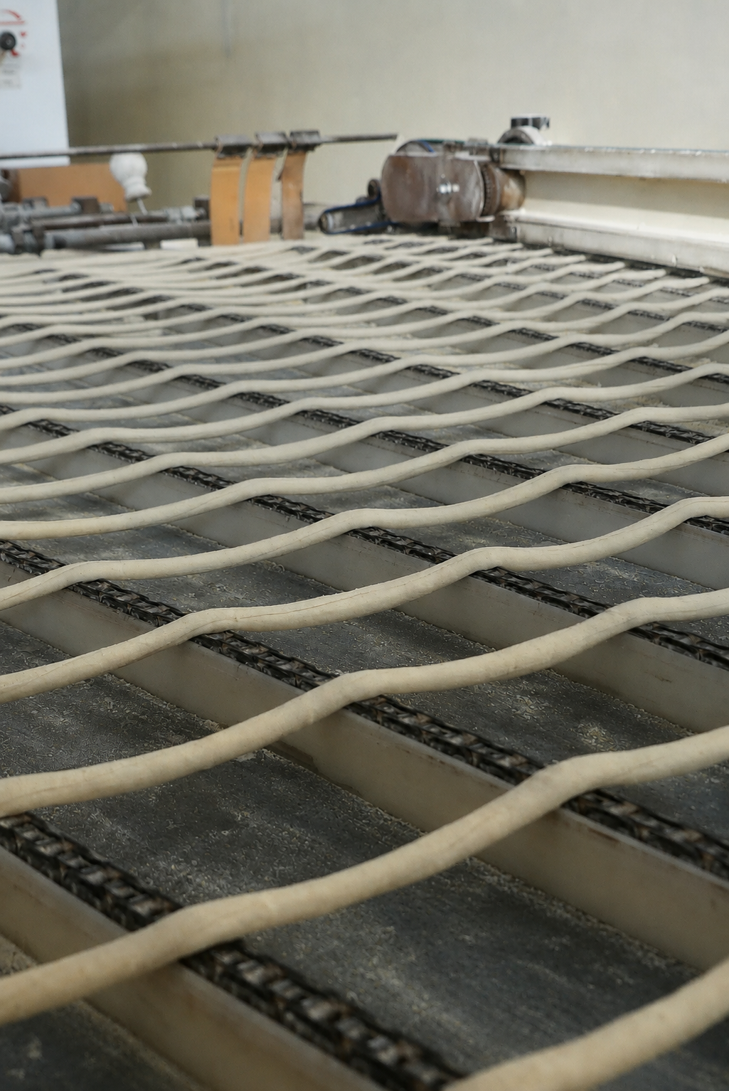 I filoni di impasto prendono forma sulla stiratrice di Linea Vecchio Mulino